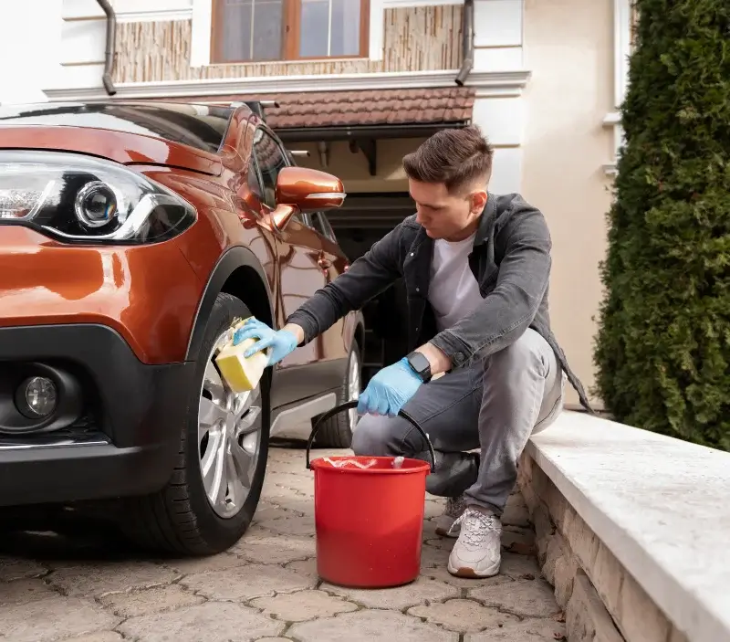 Lavage auto à domicile Pusignan : professionnel intervenant sur un véhicule